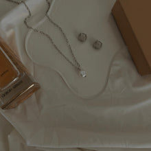 Load image into Gallery viewer, The Tayler Pearl Chain