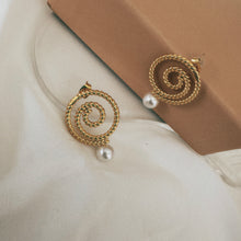Load image into Gallery viewer, Stassi Pearl Earring
