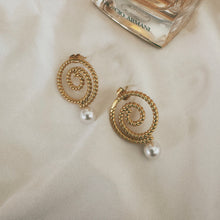 Load image into Gallery viewer, Stassi Pearl Earring