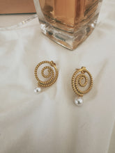 Load image into Gallery viewer, Stassi Pearl Earring